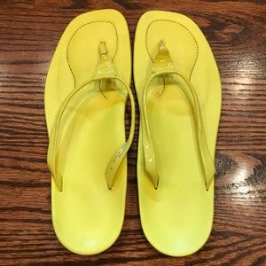 Lululemon flip flops yellow size 8 EUC